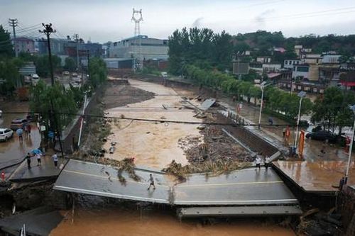 KOL Trung Quốc lợi dụng lũ lụt để câu view