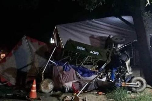 Đi xe ba gác về quê bị xe tải tông, gia đình 5 người thương vong