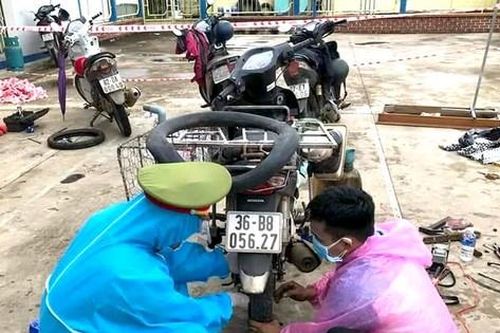 Chiến sĩ công an sửa xe máy giúp người dân về quê