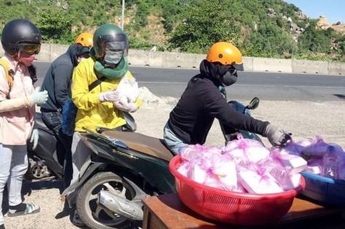 Phú Yên hỗ trợ người tự phát về bằng xe máy cho đến 17h hôm nay