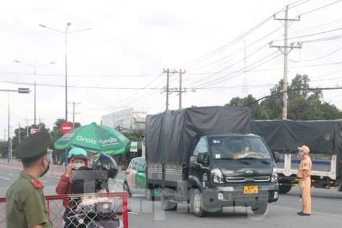 Bình Phước ngưng giải quyết, hộ tống người về tự phát