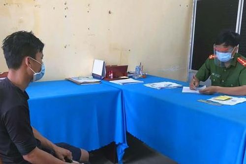 Đập bàn, đấm công an phường vì bị nhắc nhở tụ tập uống rượu giữa dịch