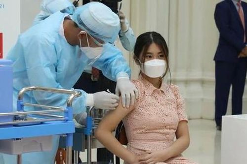 Campuchia bắt đầu tiêm vắc xin ngừa COVID-19 cho nhóm 12-17 tuổi