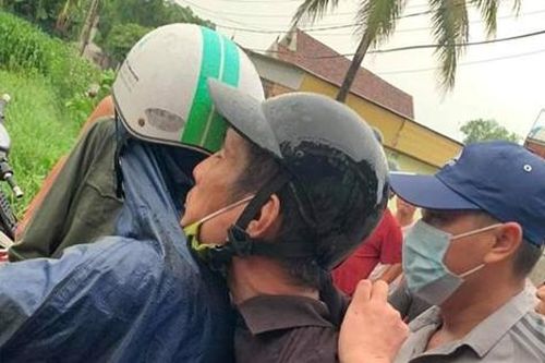 100 cảnh sát truy bắt hung thủ chém ngang cổ bạn rồi bỏ trốn lên núi