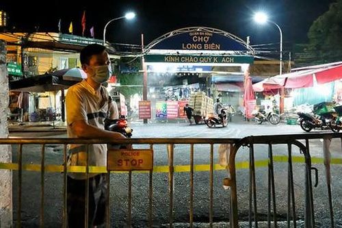 Cách ly tạm thời một phần chợ Long Biên truy vết ca mắc COVID-19