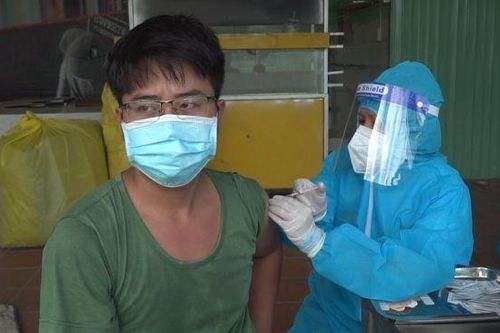 Theo chân đội tiêm vắc xin Covid-19 lưu động đầu tiên ở TP.HCM