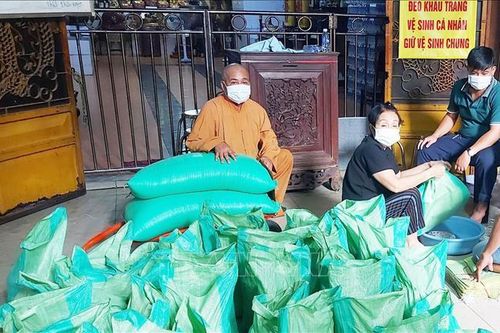 Các chùa tiếp tục lan tỏa phong trào bữa cơm yêu thương trong vùng tâm dịch