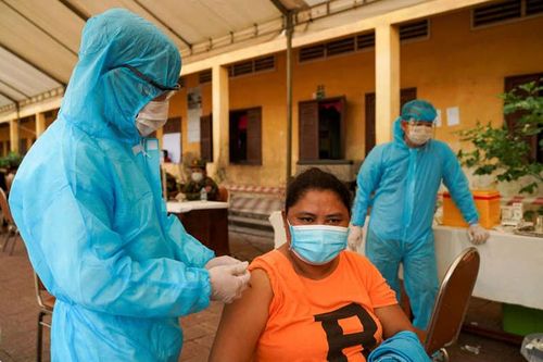 Campuchia tiêm tăng cường mũi vaccine COVID-19 thứ ba cho người dân