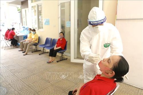 Có ít nhất 2 biểu hiện triệu chứng mới được coi là ca nghi ngờ mắc COVID-19