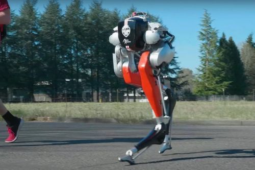 Robot chạy bộ 5km ngoài trời chẳng thua kém gì người thật chỉ với một lần sạc