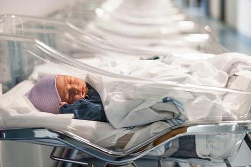 Bé gái chào đời với phôi thai trong bụng