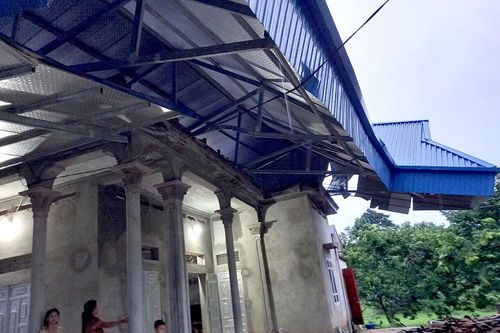 Dông lốc, gió giật mạnh đã làm hư hỏng ít nhất 13 nhà dân
