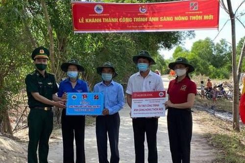 Chính trị - Xã hội Chính trị - Xã hội Khánh thành, bàn giao công trình 'Ánh sáng nông thôn mới'