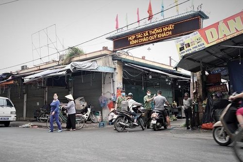 Hà Nội: Người bán rau dương tính SARS-CoV-2, chợ Phùng Khoang tạm đóng cửa