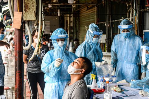 Hà Nội: Lấy mẫu xét nghiệm COVID-19 cho hơn 300 tiểu thương chợ Phùng Khoang