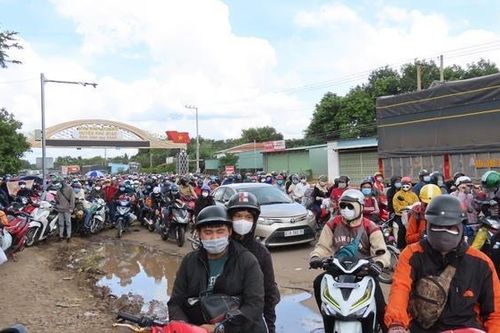 Bình Phước 'lần cuối cùng giải quyết' cho người dân qua chốt kiểm soát về quê