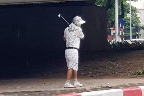 Phạt người đàn ông bất chấp lệnh giãn cách vẫn ra gầm cầu luyện đánh golf