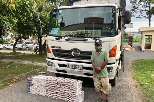 Lợi dụng được ưu tiên 'luồng xanh', lái xe vận chuyển hàng buôn lậu