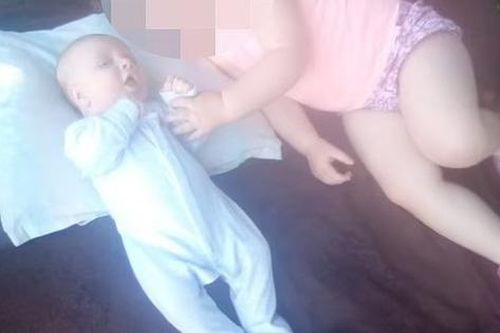 Bé trai 8 tuần tuổi chết với nhiều vết dao đâm, cảnh sát lập tức bắt giữ bà mẹ với loạt uẩn khúc phía sau