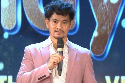 Xuân Bắc dẫn chương trình ở sân khấu không khán giả