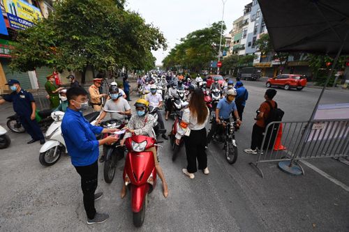 Hà Nội khẩn cấp đề nghị người ho, sốt liên hệ ngay để được xét nghiệm