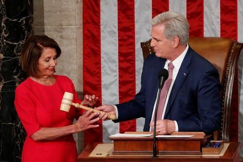 Ông McCarthy gây phẫn nộ vì nói đùa sẽ dùng búa đánh bà Pelosi
