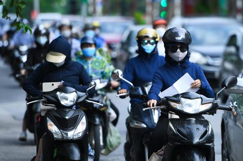Đường phố Hà Nội đông xe cộ ngày đầu tuần