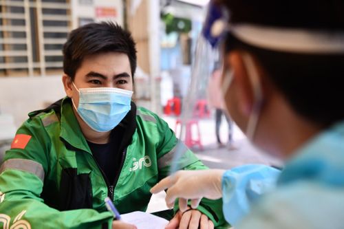 Ngày đầu TP.HCM tổ chức tiêm vaccine đồng loạt cho shipper