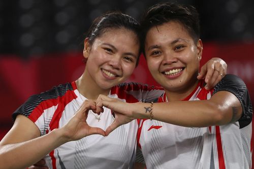 Khoảnh khắc giành HCV Olympic của đôi nữ Indonesia