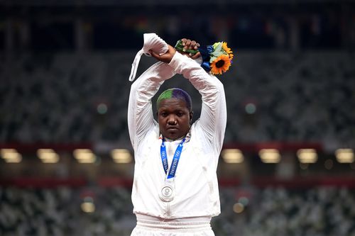 Vì sao nữ VĐV Mỹ bắt chéo tay trên bục trao huy chương Olympic?