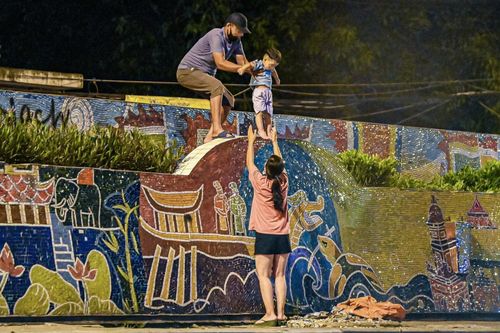 Vượt rào ra ngoài, 3 người bị phạt 6 triệu đồng