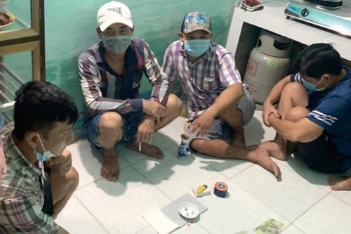 Tụ tập đánh bạc giữa dịch, 11 người bị phạt 165 triệu đồng