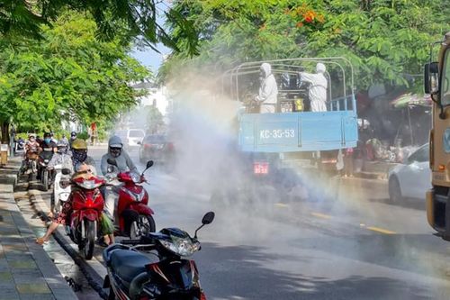Bộ Y tế khuyến cáo không phun khử khuẩn ngoài trời, không phun vào người