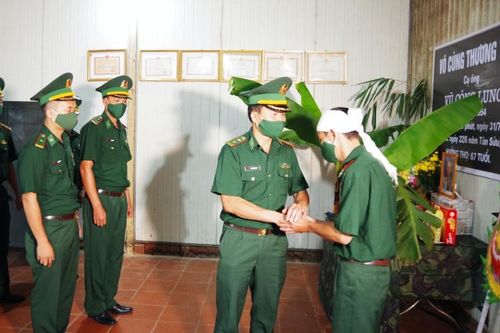 Nén đau thương cùng đồng đội chống dịch Covid-19