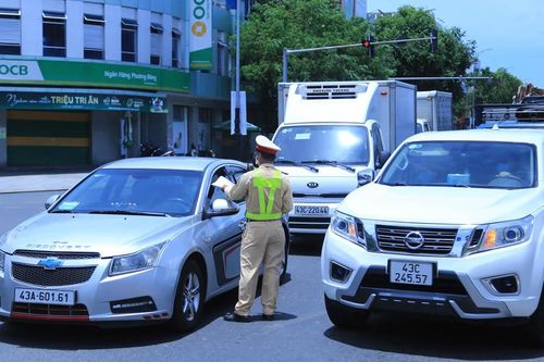 Ngày đầu tuần, các chốt kiểm soát dịch tại Đà Nẵng căng mình dưới nắng nóng gần 40 độ