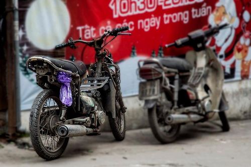 Xe máy cũ nát nhan nhản lộng hành trên phố Hà Nội