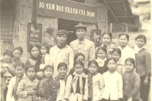 Những người 'mở đường' đưa chữ lên núi