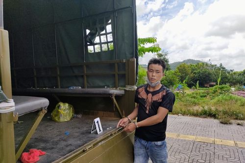 Bắt đối tượng ném ma túy vào thùng xe của cảnh sát để phi tang