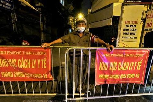 Hình ảnh phong tỏa tạm thời khu vực có 21 ca nghi mắc COVID-19 ở Hà Nội