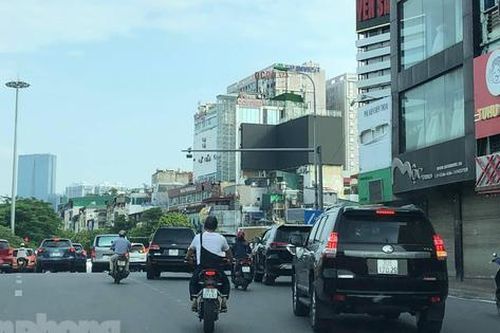 Đường phố Hà Nội vẫn tấp nập người đi lại trong thời gian giãn cách