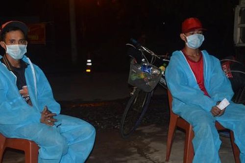 Hết tiền, không có việc làm, 2 công nhân đi bộ 4 ngày từ TP HCM về quê Sóc Trăng