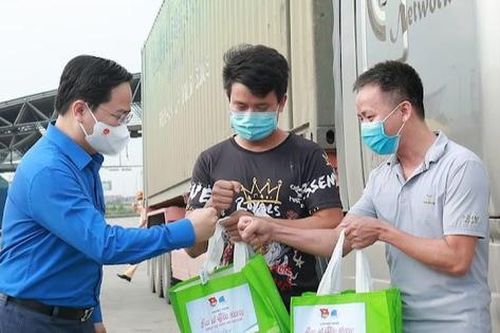 Bí thư Thứ nhất T.Ư Đoàn thăm, tặng quà tại chốt kiểm dịch cửa ngõ Thủ đô