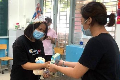 Sinh nhật đặc biệt của nữ tình nguyện viên trong khu cách ly