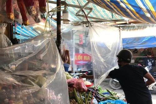 COVID-19 'tấn công' chợ dân sinh ở Hà Nội