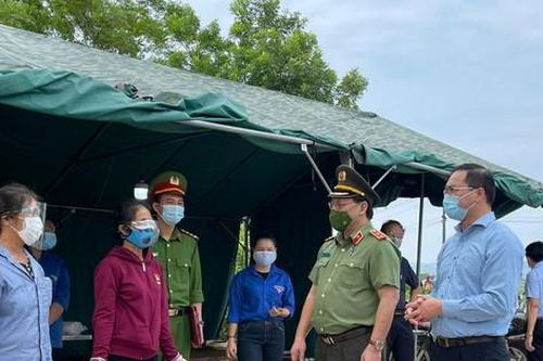 Giám đốc Công an Hà Nội trò chuyện, chia sẻ khó khăn với tiểu thương