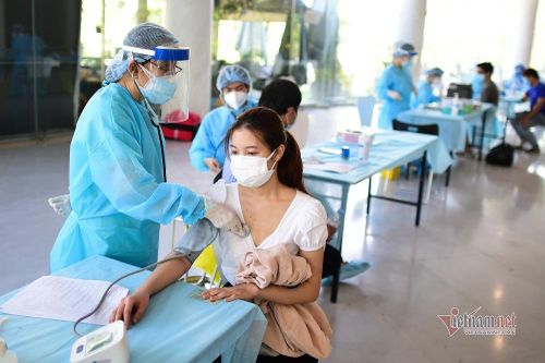 'Ai ở đâu ở đấy', TP.HCM kêu gọi người dân khác tỉnh ở lại tiêm vắc xin