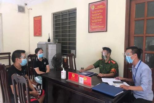 Phạt đôi nam nữ ở Hà Nội trèo rào ra khỏi khu cách ly 4 triệu đồng