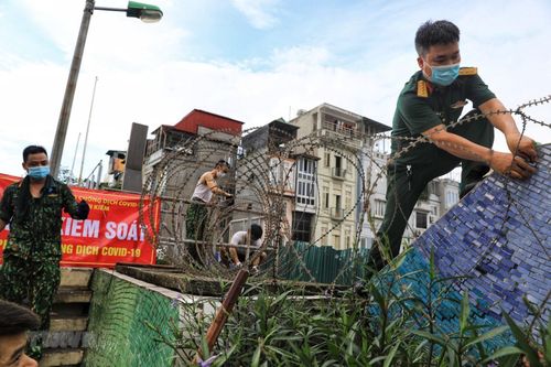 Hà Nội: Lập hàng rào dây thép gai tại khu vực phong tỏa
