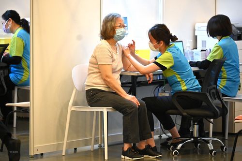 Nhân viên y tế và công chức Hong Kong bắt buộc phải tiêm vaccine