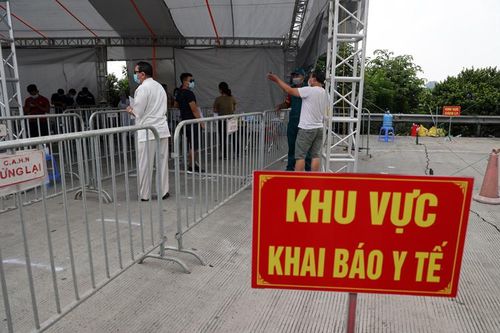 Bí thư thứ Nhất Trung ương Đoàn thăm, tặng quà chốt trực phòng, chống dịch COVID-19
